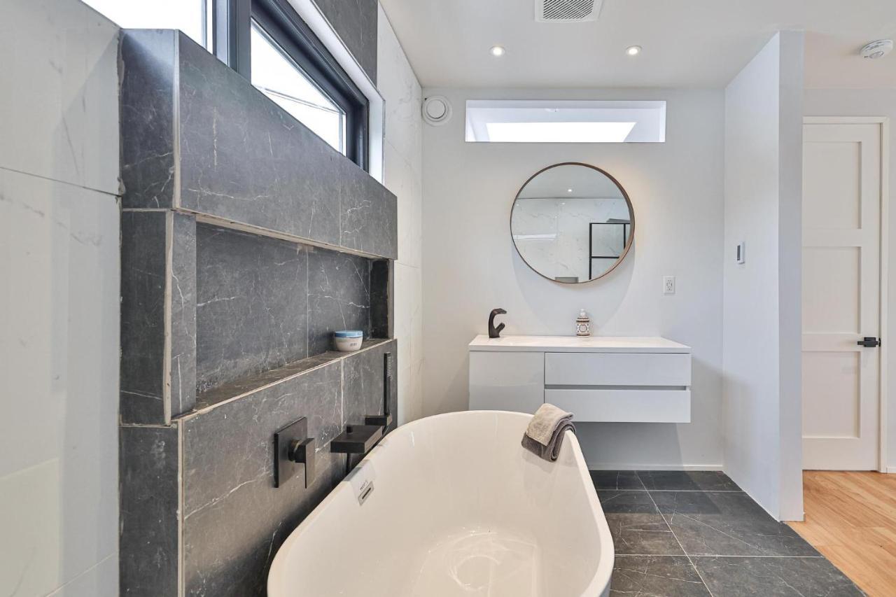 New Modern 1400 Sq Ft Coach House Near Everything Toronto Exterior foto