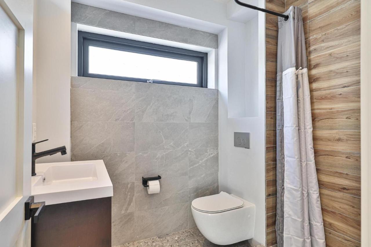 New Modern 1400 Sq Ft Coach House Near Everything Toronto Exterior foto